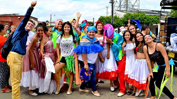 Comunidad rural de la Amazonía colombiana reunida al aire libre.