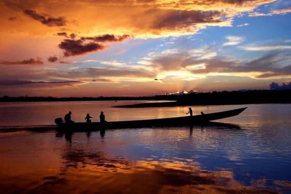 Río amazónico atravesando el bosque del Caquetá, biodiversidad de valor estratégico.